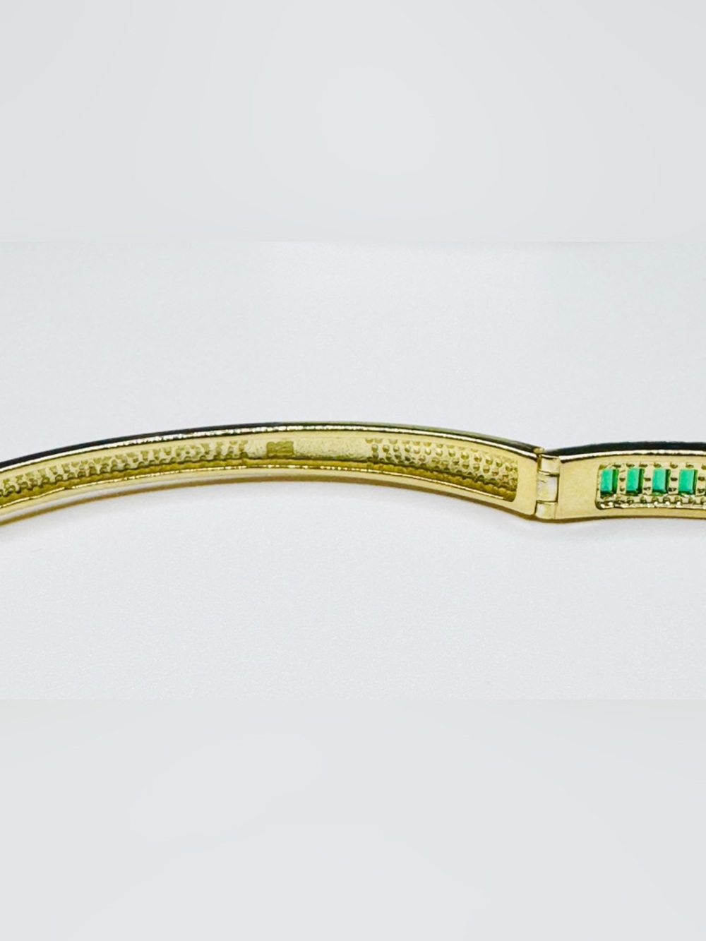 Green Emerald Bangle Bracelet - 18K Gold - Picture 6 of 8